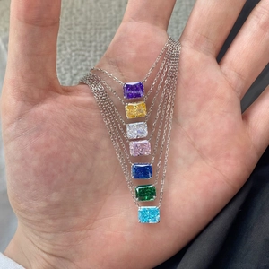 Dettaglio di collane in argento S925 con pendenti rettangolari in gemme multicolore