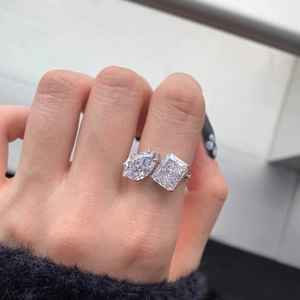 Détail d'une bague en argent S925 avec diamants à haute teneur en carbone taille poire