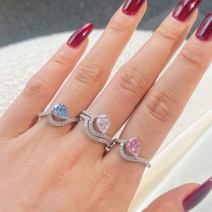 Anillo elegante de plata S925 con circonita en forma de pera en azul, blanco y rosa