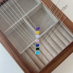 Collane in argento sterling S925 con gemme quadrate colorate in una scatola di legno