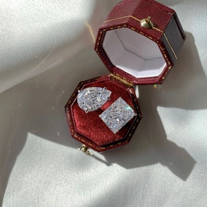 Diamants taille poire et radiant dans un écrin en velours rouge sur satin blanc