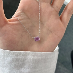 Dettaglio collana in argento S925 con cristallo rosa taglio radiant a forma di cubetto
