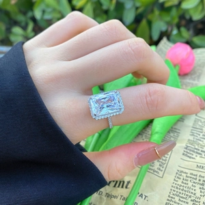 Makrofoto von luxuriösem S925 Sterlingsilber Ring mit strahlendem Zirkonia-Stein im Halo