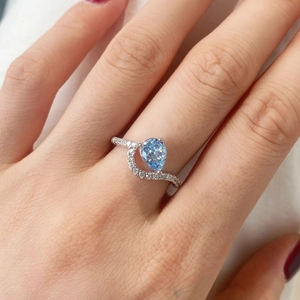 Anillo lujoso de plata esterlina S925 con circonita azul hielo pera y detalles pavé