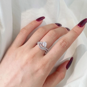Primer plano del conjunto de anillos en plata S925 con circonita en forma de pera