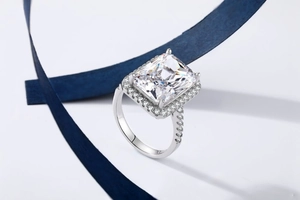 Makroaufnahme von S925 Sterlingsilber Ring mit Smaragdschliff Zirkon und Halo-Einstellung