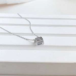 Dettaglio della collana in argento S925 con pendente rettangolare in zirconi lucidi
