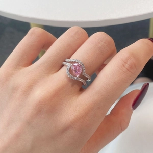 Primer plano de anillo de plata S925 con circón rosa pera y banda curva con pavé