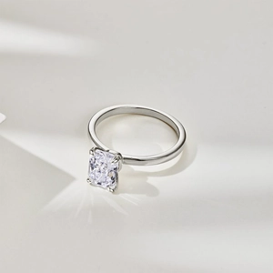 Makrofoto eines S925 Silberrings mit Radiant-Schliff Zirkonia und klassischer Vier-Krallen-Fassung