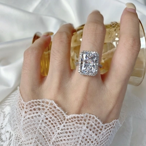 Luxuriöser S925 Silberring mit quadratischem Zirkonia und Halo-Schliff an der Hand