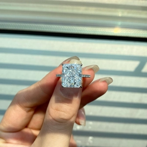 Detalle macro de un anillo de plata de ley con circón de 5 quilates bajo la luz solar.