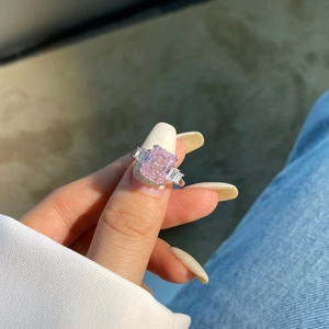 Bague élégante en argent S925 avec pierre rose taille radiant et zircons blancs latéraux