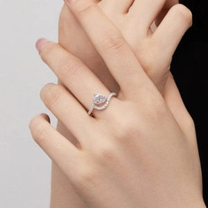 Primer plano de anillo de plata S925 con circón pera y engaste de micro-pavé elegante