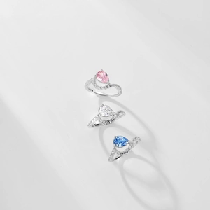 Detalle macro de anillos de plata S925 con circonitas de pera en colores rosa, blanco y azul