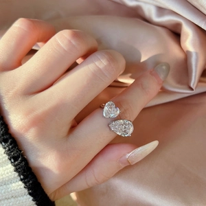 Detalle de anillo abierto de plata S925 con gemas talladas en forma de corazón y pera