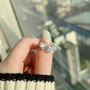 Detalle de anillo de plata S925 con piedras de talla corazón y pera con efecto de hielo