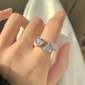Detalle macro del anillo Toi et Moi de plata con piedras en forma de corazón y pera