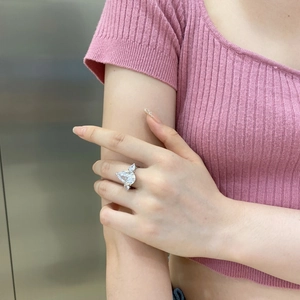 Gros plan d'une bague en argent S925 avec zircon rose taille poire et effet fleur de glace