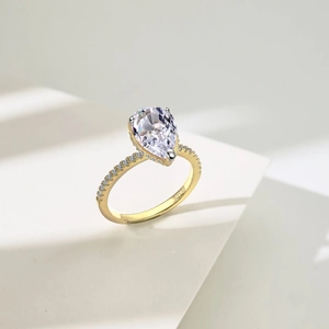 Macro di un anello in argento S925 con pietra taglio a pera su supporti geometrici