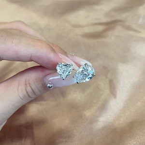 Detalle de anillo de plata S925 con circonitas en forma de corazón y de pera