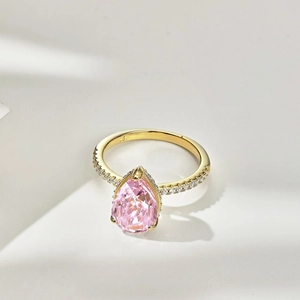 Dettaglio macro dell'anello con gemma rosa a goccia, punzone S925 e pavé di diamanti