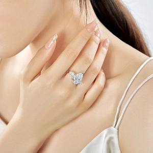 Bague élégante en argent 925 avec cristal rose taille poire et monture à trois pierres