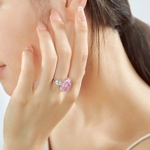 Détail macro d'une bague en argent S925 avec pierre rose en forme de goutte d'eau
