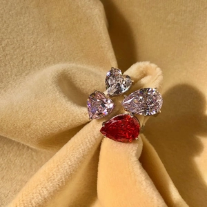 Detalle macro de anillo de plata S925 con piedras de colores en forma de corazón y pera