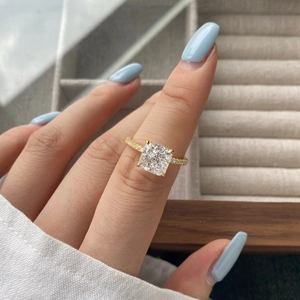 Détail de la bague en argent S925 avec pierre carrée et finition dorée au doigt