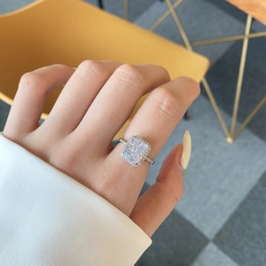 Primer plano de un anillo de plata S925 con circón de corte cojín y diseño de halo