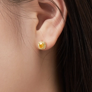 Gros plan sur un clou d'oreille en argent S925 avec zircon jaune et sertissage pavé de luxe
