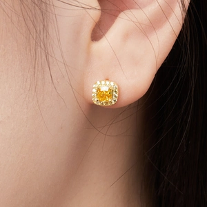 Boucles d'oreilles en argent S925 avec zircon jaune carré serti halo portées par modèle