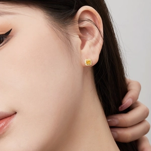 Gros plan de boucles d'oreilles halo carrées jaunes en argent S925 sur un mannequin