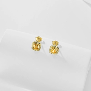 Vue détaillée de la boucle d'oreille en argent S925 avec zircon jaune et sertissage halo