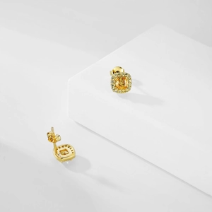 Gros plan détaillé de boucles d'oreilles carrées en argent S925 avec zircon jaune