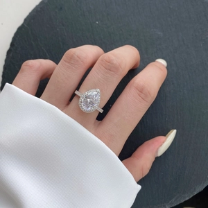 Gros plan d'une bague en argent S925 avec oxyde de zirconium en forme de poire portée