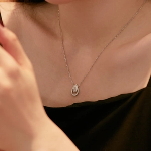 Elegante collar con colgante de gota en plata de ley S925 con circonitas brillantes