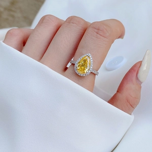 Bague élégante en argent S925 avec une pierre jaune taille poire et sertissage halo