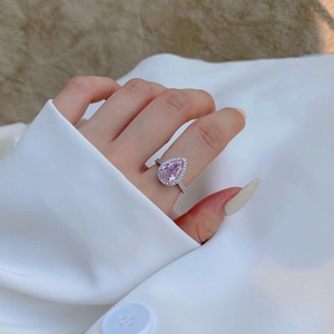 Gros plan sur bague en argent S925 avec zircon rose taille poire serti en halo