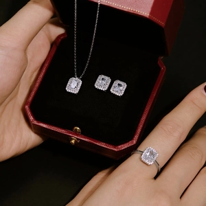 Parure de bijoux luxe en argent S925 avec zircons taille émeraude en boîte cadeau