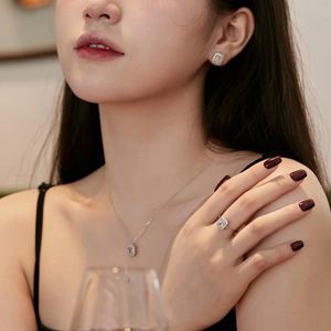 Vue détaillée de la parure en argent S925 avec bague, collier et boucles d'oreilles carrés