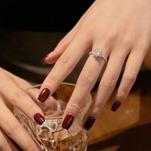 Detailansicht eines S925 Silber Kamelienrings mit Zirkonia-Stein und Pavé-Fassung für Damen