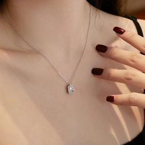 Gros plan du collier halo en argent S925 avec zircon rectangulaire sur modèle