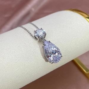 Vue macro du collier en argent S925 avec pendentifs en zircon ronds et en poire
