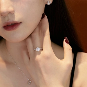 Detail von S925 Silber Kamelien-Schmuckset mit Zirkonia-Ring und Halskette