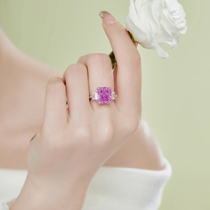 Bague en argent S925 portée au doigt avec une pierre rose taille émeraude élégante