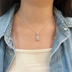 Élégant collier en argent sterling S925 avec grand pendentif en zircone poire sur modèle