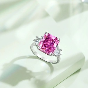 Détail macro du poinçon S925 sur bague en argent avec zircon rose rectangulaire