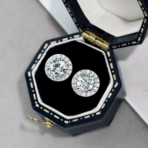 Boucles d'oreilles halo en argent S925 avec diamants ronds brillants dans un écrin en velours