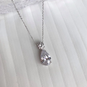 Gros plan détaillé du pendentif en zircone poire sur une chaîne en argent poli brillant